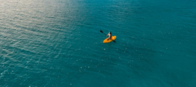 Louez un kayak pour profiter à votre rythme d'une vue panoramique exceptionnelle
