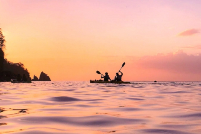 Profitez d'un couché de soleil en Kayak 