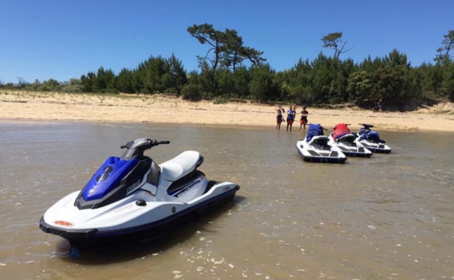 Playa desierta para descubrir después de un descanso durante la excursión en moto de agua 