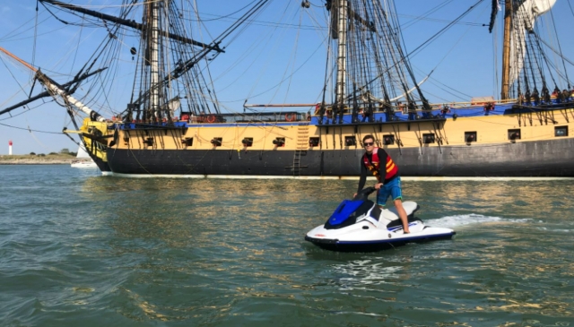  Pasando por delante de un barco antiguo en Charente-Maritime
