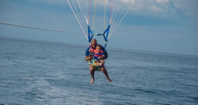  Decolla con il parapendio 