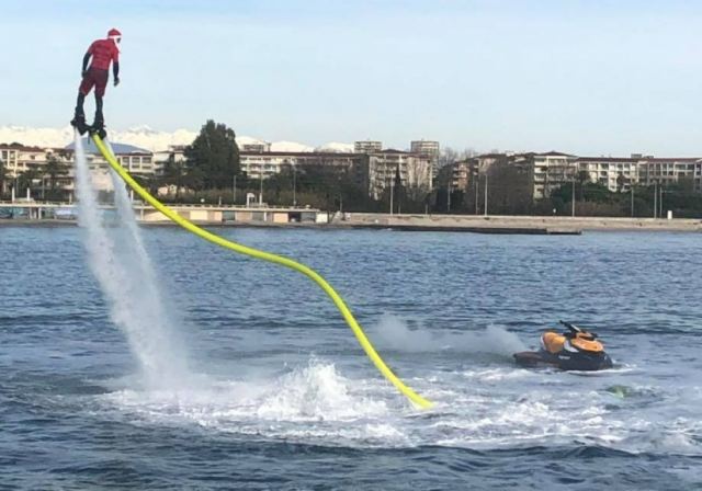  ¡Alquila tu flyboard para ganar altura en la costa! 