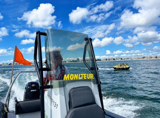 Le moniteur gère la vitesse de remorquage