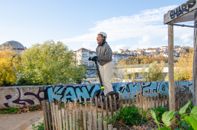  在光之城中骑上 Segway 代步车享受自由 