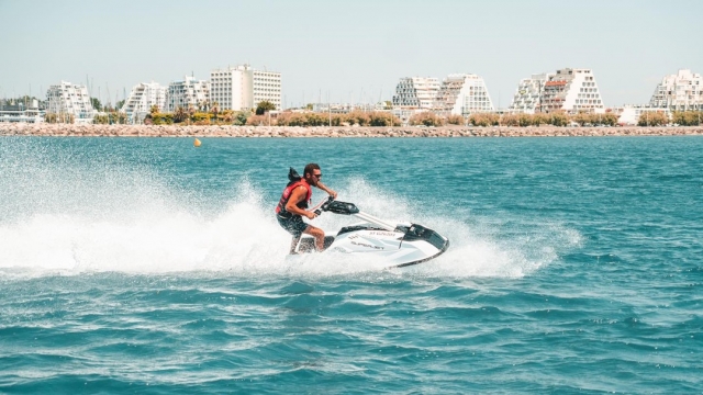  Erfahren Sie, wie Sie Ihr Jet-Ski starten und sich fortbewegen Mit unserem Einführungskurs 