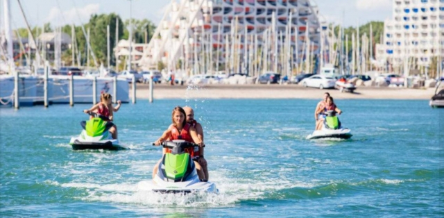  Lernen Sie, wie man es beherrscht Jetskifahren mit einem leidenschaftlichen Lehrer 