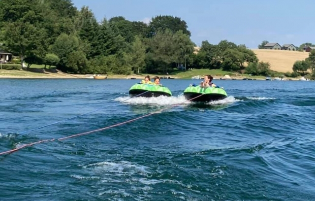  Bounce in a towed buoy on the Pareloup lake 