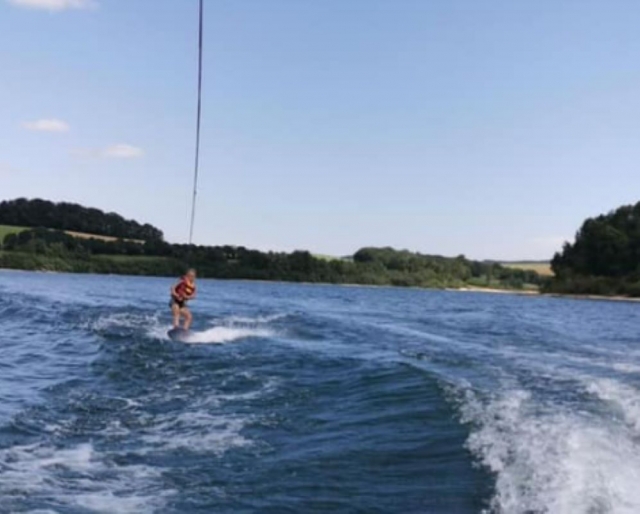 Pratique libre du ski nautique dans l'Aveyron