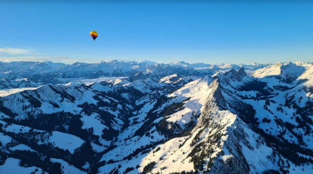  Volar ¡Sobre las montañas nevadas! 