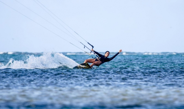  Spüren Sie die Freiheit des Gleitens auf einem Wakeboard 