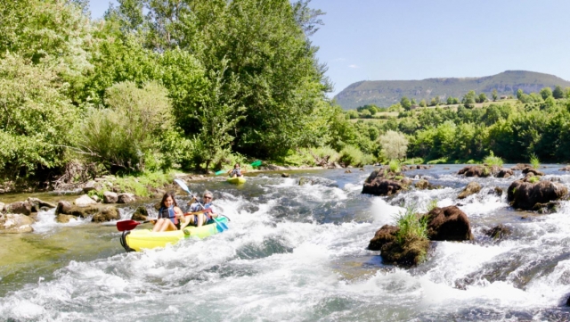 Vá para uma escapada no rio Canoe 