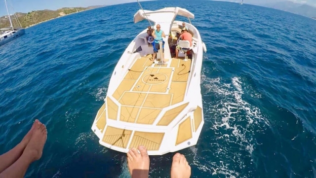 Vue sur le bateau depuis le parachute