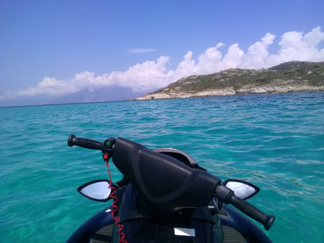  A bordo de tu moto de agua podrás explorar la costa 