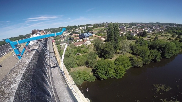 Salta desde el parapeto del viaducto 