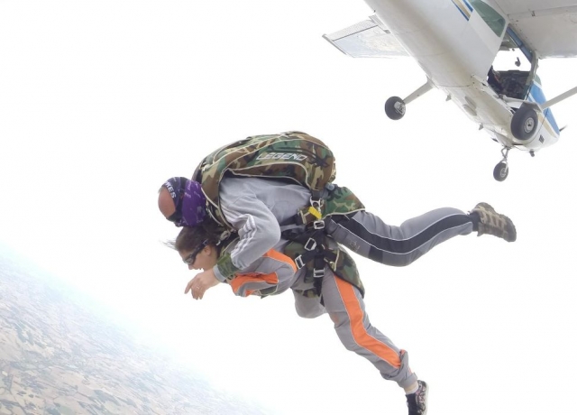  Acompañado de un instructor salte en tándem al occitano 