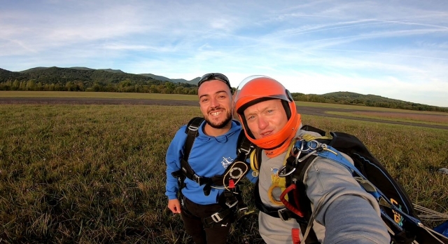 Instructores profesionales especializados en vuelos en paracaídas tándem 