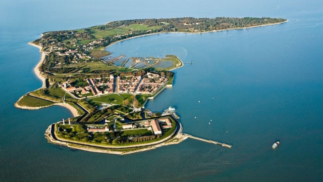  Flight over the island of 'aix in multi-axis ULM 