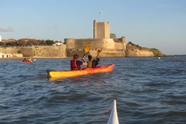  Enjoy the sunset from your kayak at sea 