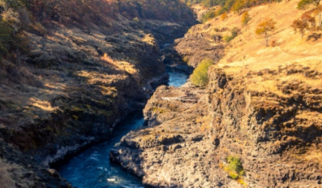  Wanderung entlang des Flusses vor einem Canyoning-Ausflug 