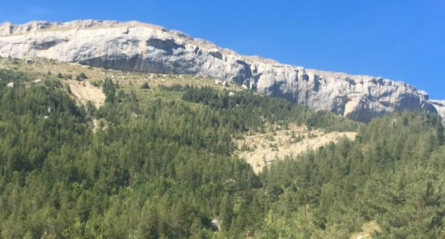  在铁索攀岩冒险期间可以看到风景 