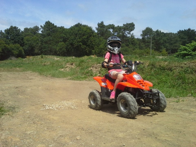 Emmenez votre enfant faire du quad pour un moment mémorable
