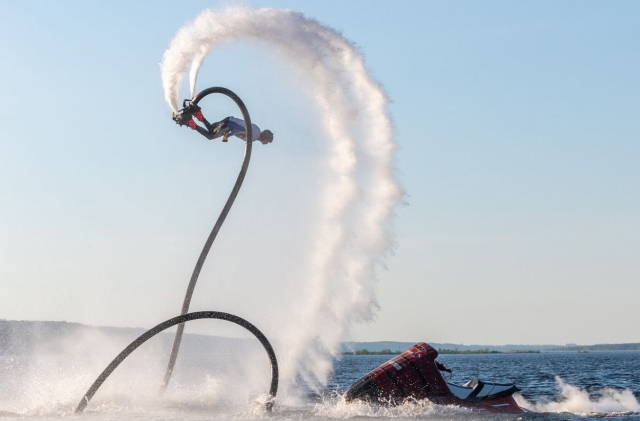 Tentez des figures en flyboard !