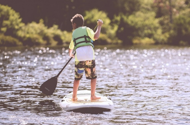  Children also have fun paddle boarding