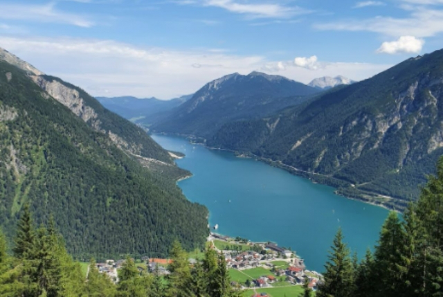  安纳西湖，周围环绕着壮丽的山脉，为您提供壮丽的全景 