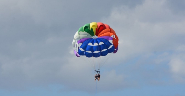  Genießen Sie einen Moment voller Nervenkitzel mit unserer Parasailing-Sitzung 