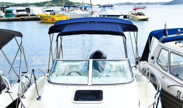  Barco com permissão em Fronteignan 