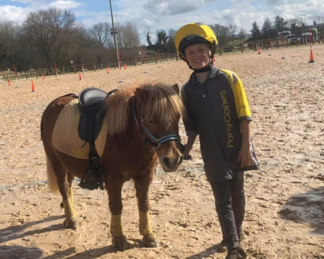  Cavalcata su un pony Shetland 