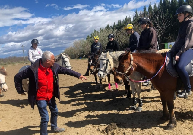  Hiking briefing on horseback 