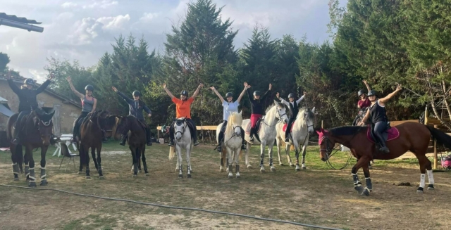  A Gruppe von Freunden beim Wandern 
