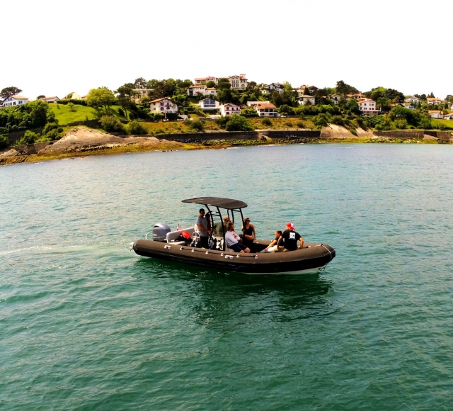  Disfruta de un momento en familia a bordo de nuestro moderno barco 