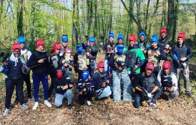  Share a moment of pleasure with friends by carrying out this outdoor paintball activity 
