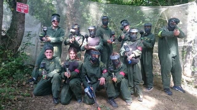  Choose your weapon and eliminate your opponents during a paintball session 