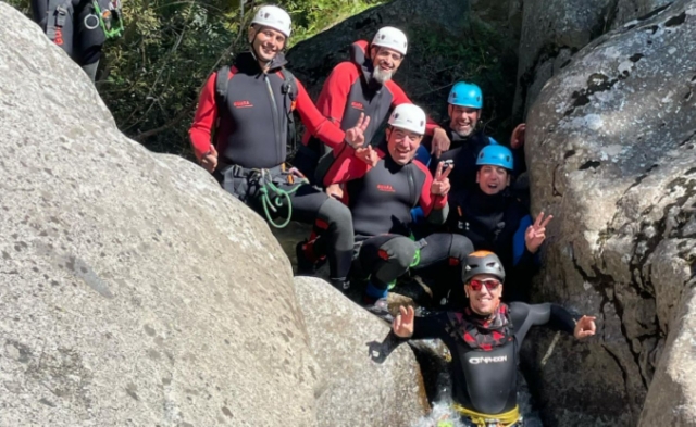  Attraversando strette pareti in canyoning 