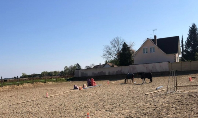  Nuestro campo de entrenamiento, donde pondrás a prueba a tu caballo antes de salir a montar. 