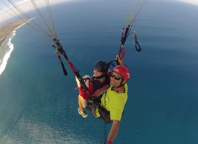 Fly over the most beautiful beaches of Reunion Island by paraglider 