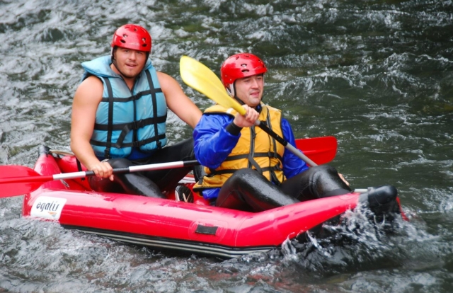  Fahren Sie mit Freunden auf einem Kanu-Rafting durch die Stromschnellen. 