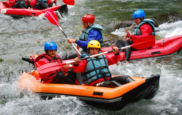  Genießen Sie ein erfrischendes Abenteuer auf einem Kanu-Rafting. 