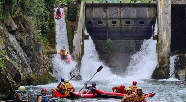  Probieren Sie unsere natürliche Kanu-Rafting-Rutsche aus! 