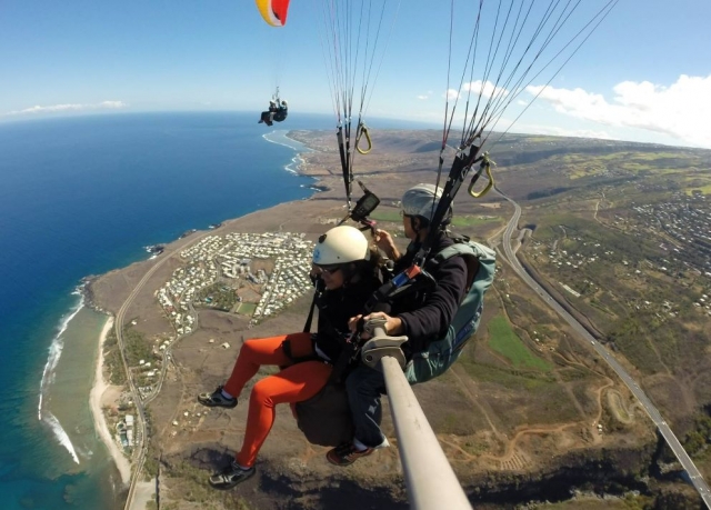 Panoramic paragliding flight in Saint-Leu 