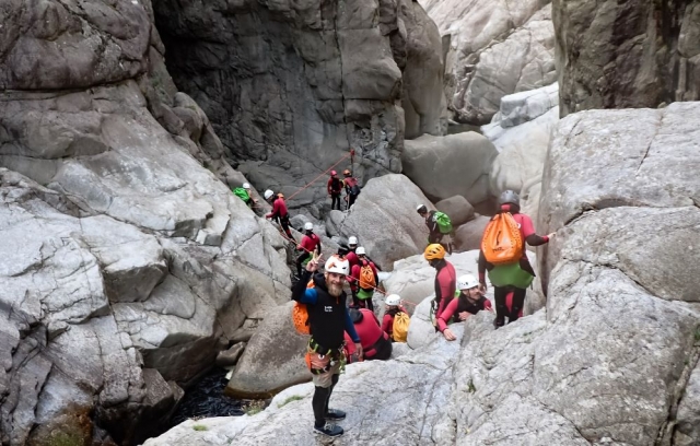  Laufen Sie durch den Canyon, um den nächsten Sprung zu erreichen! 