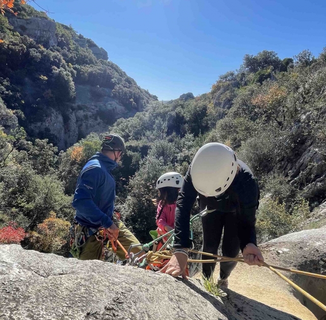 Grimpez à l'aide d'une corde sur les parois des montagnes