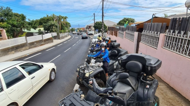  Von den Feldern in die Stadt Überqueren Sie die Wege von La Réunion mit dem Quad 