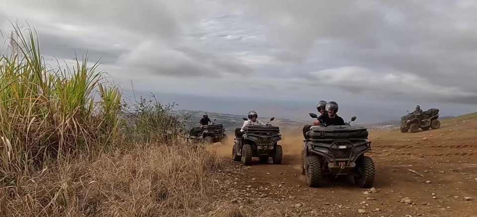  在四人车徒步旅行中发现独特的异国风景 