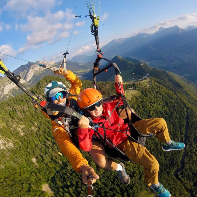  Goditi una vista mozzafiato durante un'escursione in parapendio