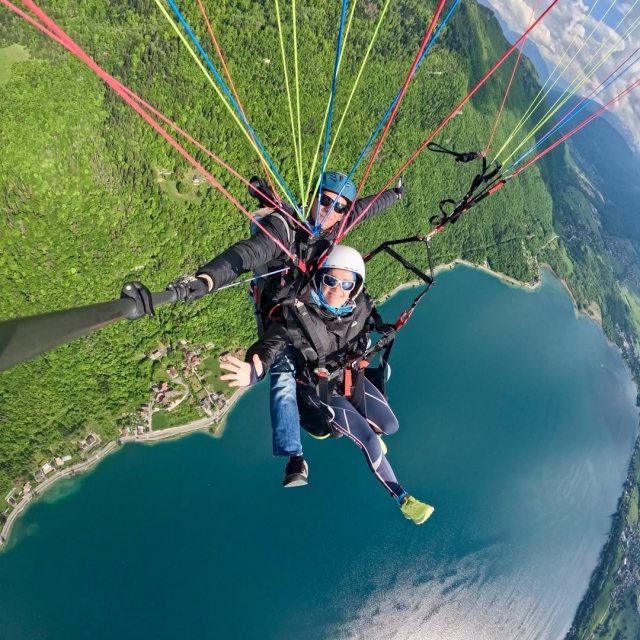 Parti per un'avventura in parapendio accompagnato da un istruttore certificato dallo stato 