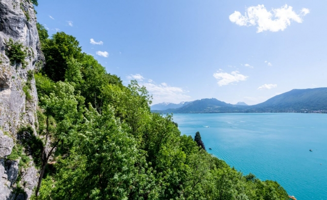  Disfrute de una vista impresionante de las aguas del lago 